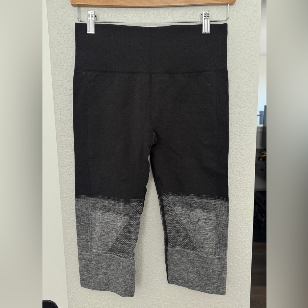 lululemon athletica Black & Gray Colorblock Capri leggings